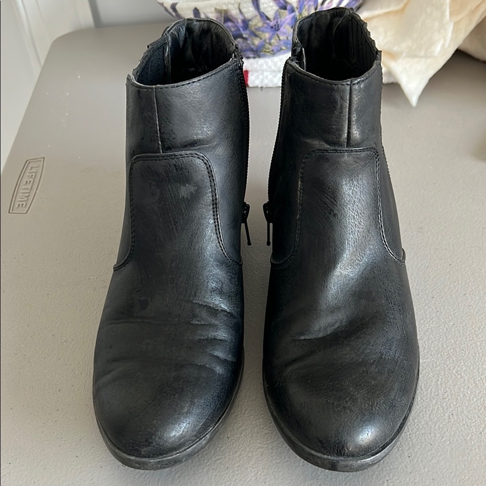 Kim Rogers Black Ankle Boots with Sleek Design